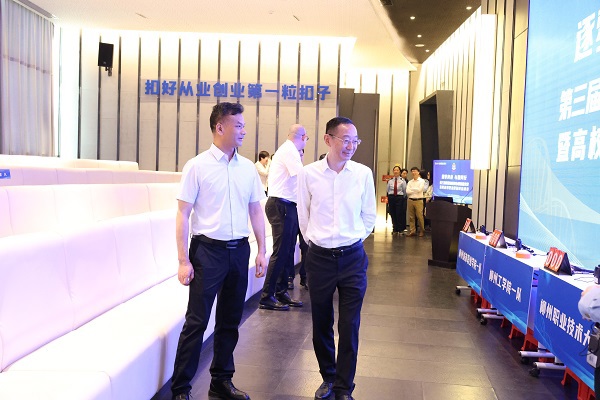 广西税务局党委委员、总经济师黄尚书（左一）和米兰milan官方网站党委书记刘子林（左二）查看柳州市第三届税费知识和办税技能竞赛暨高校税收法律知识挑战赛赛前准备情况