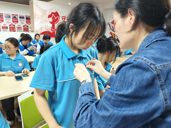 颁发团徽