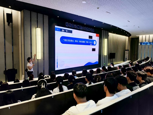 图2 新生在活动环节积极参与互动 图2 新生在活动环节积极参与互动