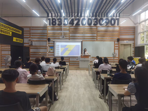 图1 2025级新生认真聆听入学教育课程 图1 2025级新生认真聆听入学教育课程
