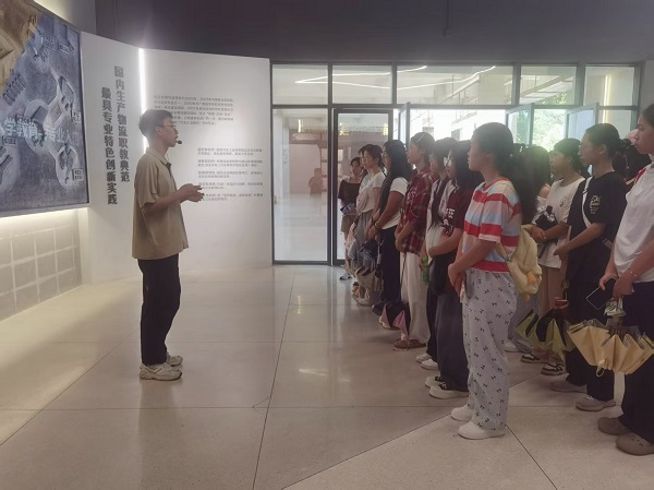 图3 学生参观汽车工业智能物流实训中心 图3 学生参观汽车工业智能物流实训中心