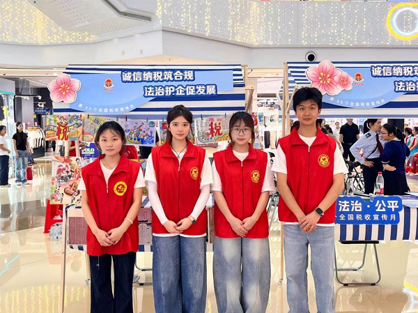 米兰四名青年志愿者工作合影