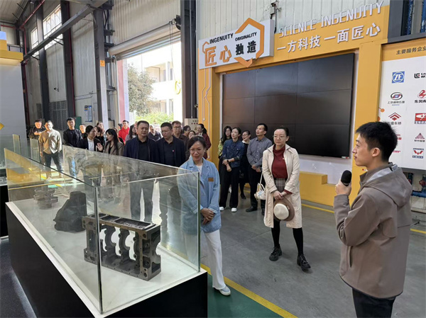 调研团参观工程实践中心