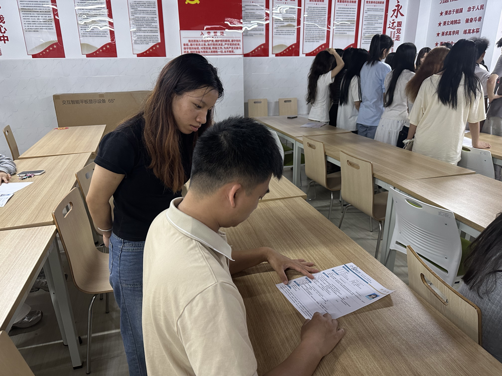 辅导员黄磊一对一指导学生优化简历 辅导员黄磊一对一指导学生优化简历