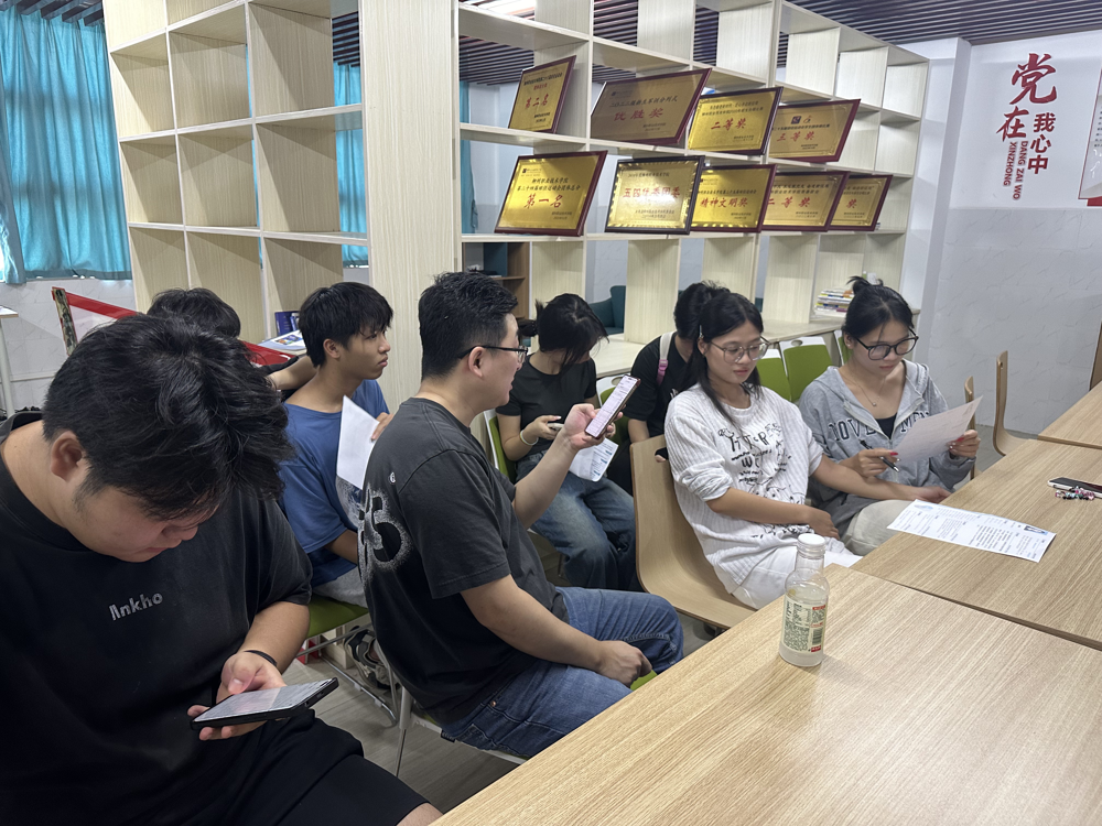 辅导员赵泽龙根据网上招聘信息指导学生完善简历 辅导员赵泽龙根据网上招聘信息指导学生完善简历