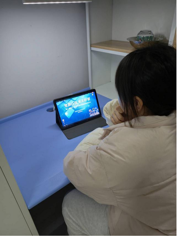 2023级留校同学在宿舍观看 2023级留校同学在宿舍观看