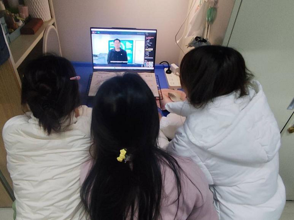 2024级同学在宿舍以宿舍为单位集中观看 2024级同学在宿舍以宿舍为单位集中观看