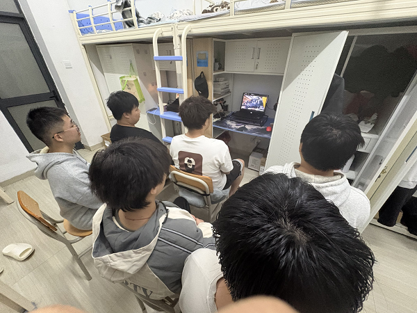 2025级同学在宿舍以宿舍为单位集中观看 2025级同学在宿舍以宿舍为单位集中观看