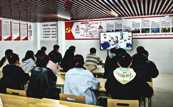 学院D6“一站式”学生社区党建工作站集中观看 学院D6“一站式”学生社区党建工作站集中观看