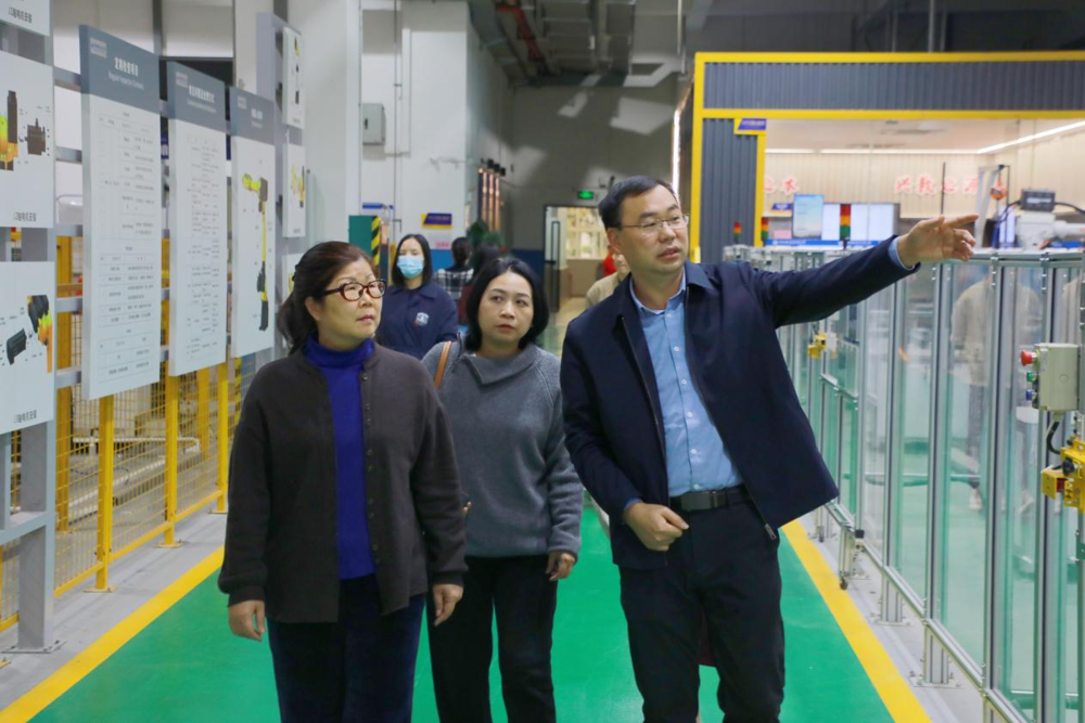 参观学校实训基地