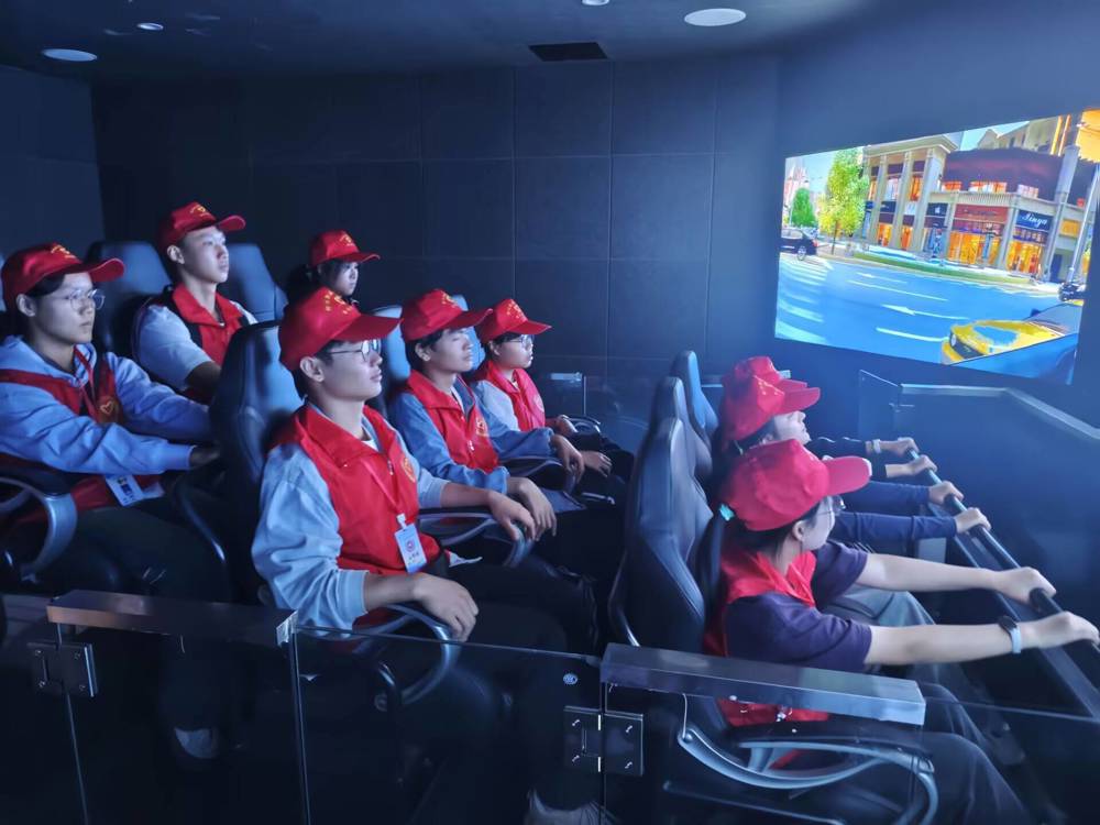 志愿者们进行毒驾场景模拟