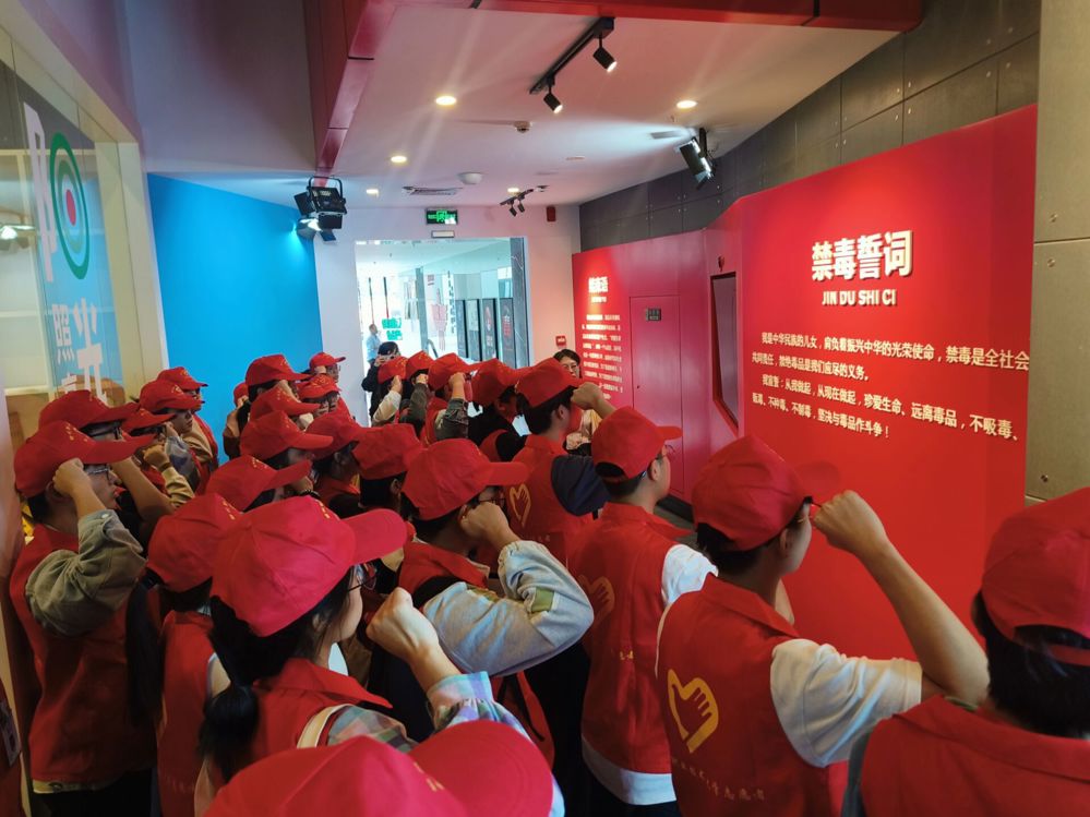 全体志愿者在宣誓墙前庄严宣誓