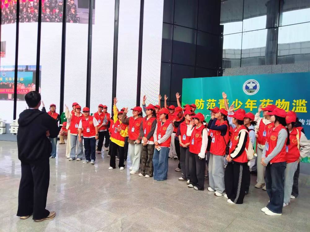 志愿者们积极参与禁毒知识问答