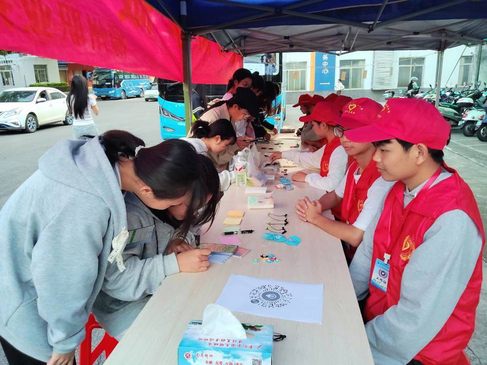 活动现场人头攒动