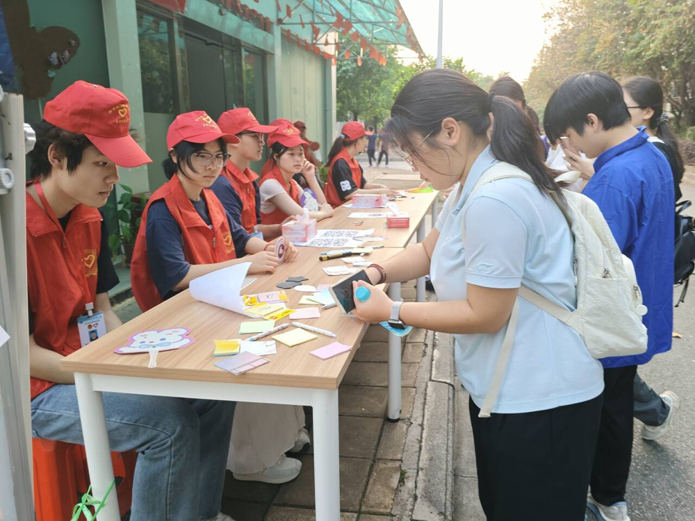 校青年志愿者服务总队开展“警钟长鸣，严防溺水”宣传教育