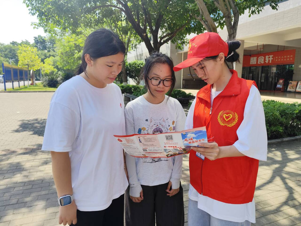 五四精神传薪火 热血青春显担当——米兰顺利开展献血车进校园志愿活动