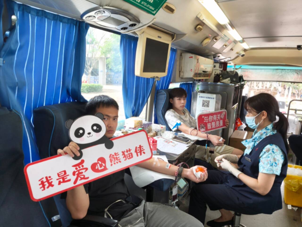 米兰师生踊跃献血