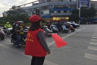米兰学子助力柳州市创建全国文明城开展交通文明劝导服务