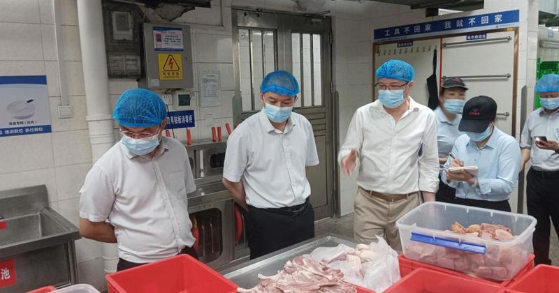 校长甘金明率队开展食品安全检查工作