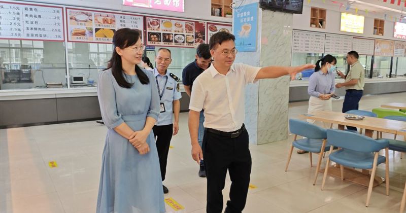 落实食品安全责任，筑牢校园健康防线——鱼峰区领导莅临米兰开展秋季开学专项检查