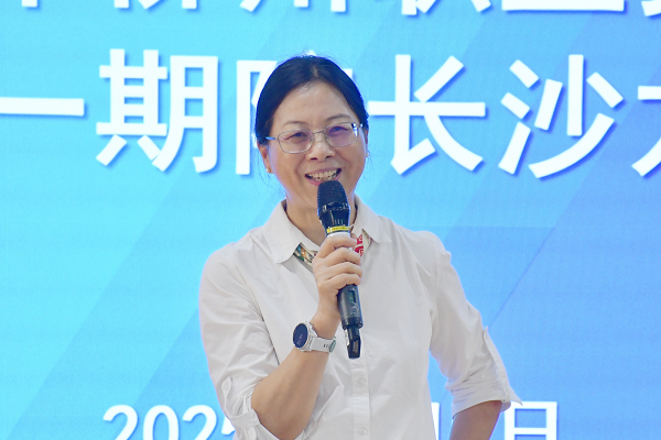 副校长鞠红霞作总结发言