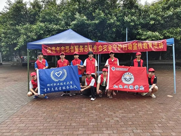 志愿者们合影留念