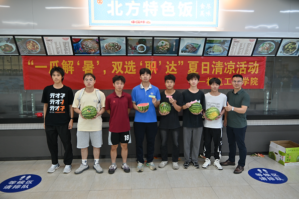 班级挑战赛获胜队伍合影