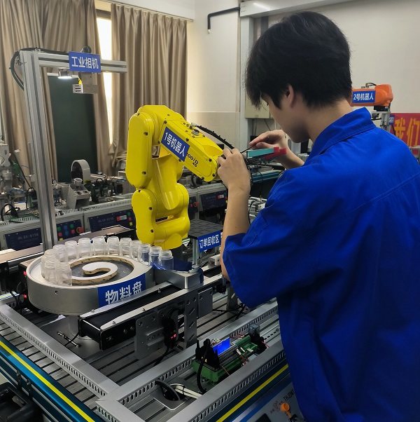 廖柳昌测试一种可快速精准调节开度的抓手