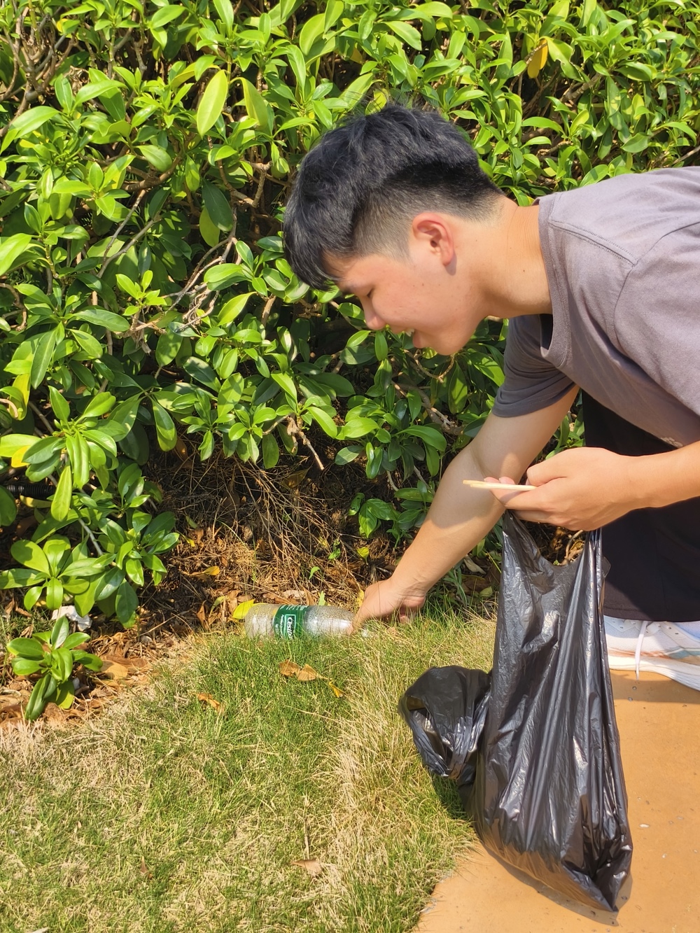 学生们在校园内开展垃圾清理劳动实践场景