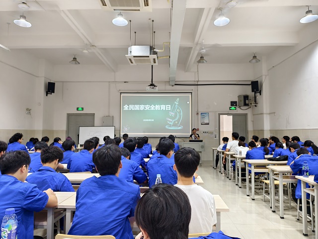 兰丹媚主持班会现场照片
