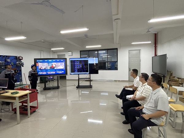 陈正振副校长与汽车工程学院备赛团队交流