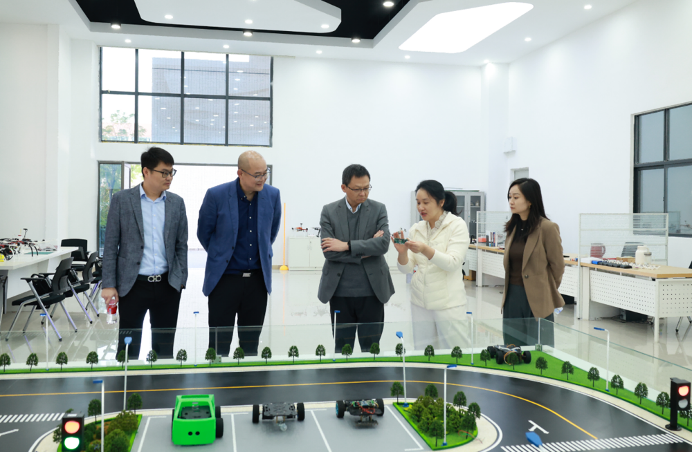 参观汽车学院(1)