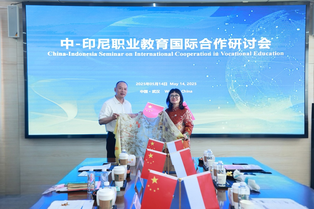 甘金明向Stella副部长赠送学生用茶染工艺制作的围巾