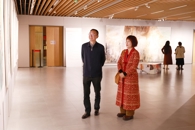 校党委书记刘子林参观指导米兰教师个人美术作品展