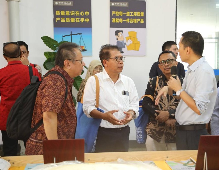 代表团参观机电工程学院.jpeg