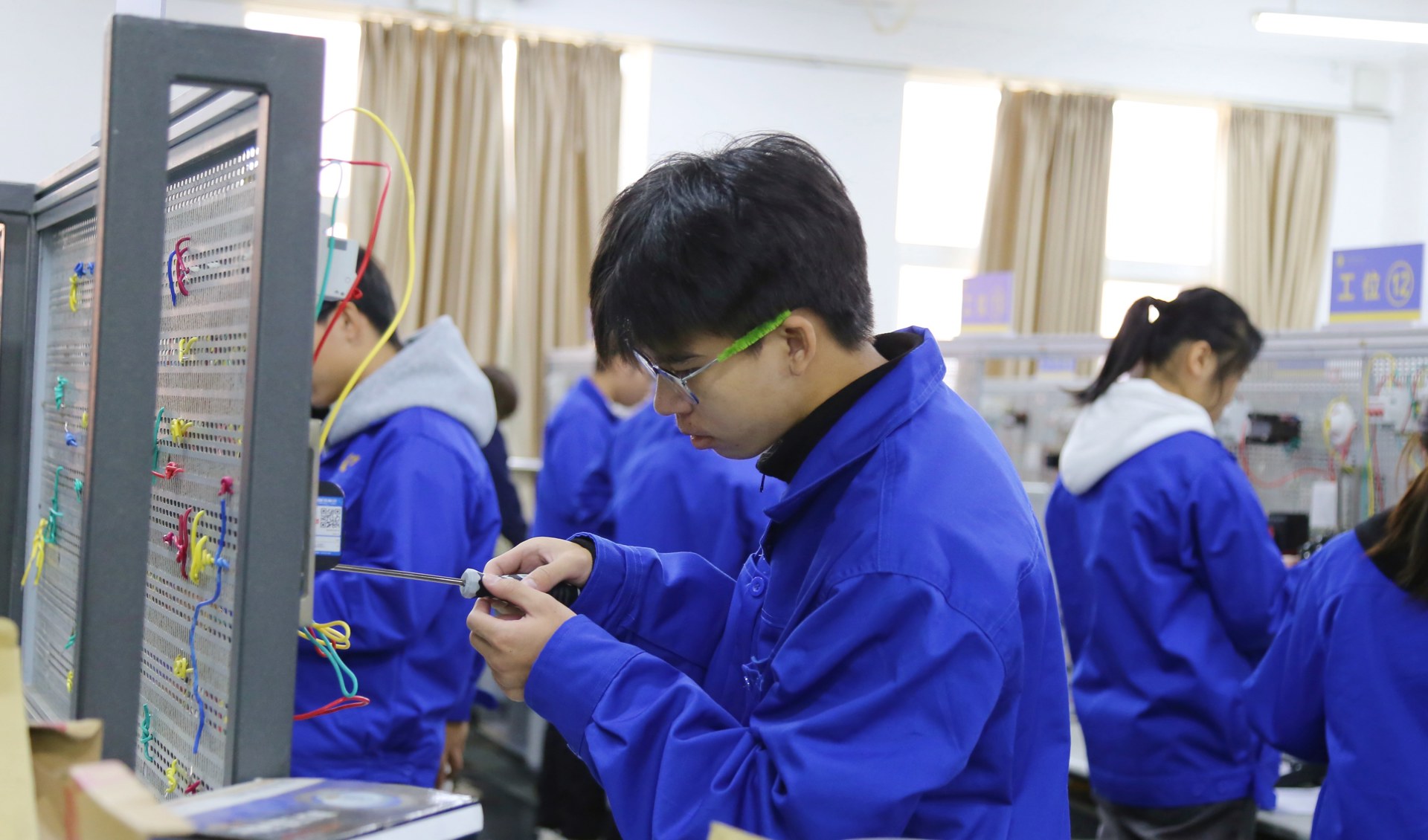 检修汽车的学生