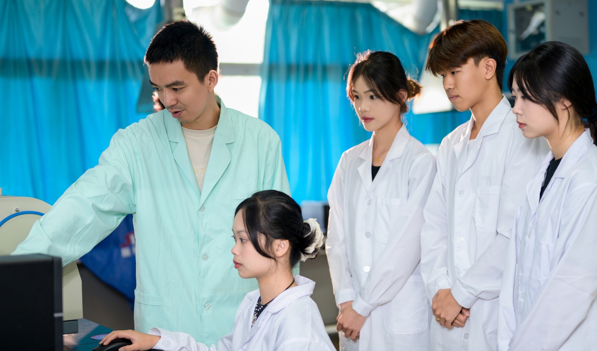 在做实验的学生