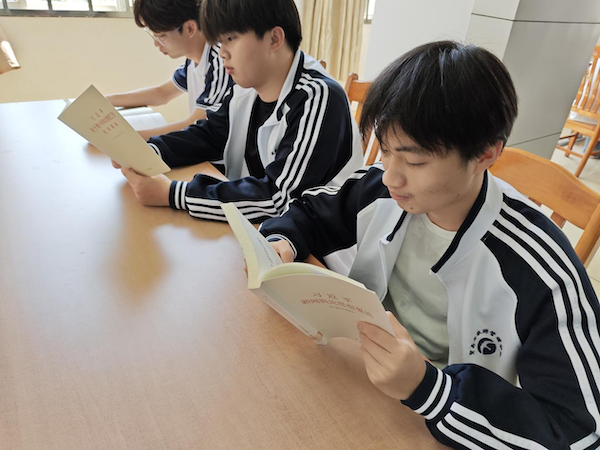 学生在认真阅读