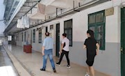 学院党总支书记陈月明带队检查新生宿舍准备工作