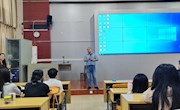 贸易与旅游管理学院邀请多家企业举行专场招聘会