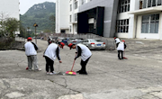 贸易与旅游管理学院开展“美丽校园、清洁行动”学雷锋志愿服务活动