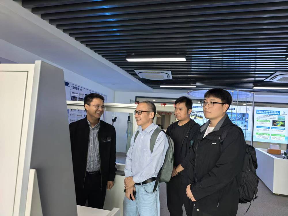 图1调研团队了解无人机实训台架