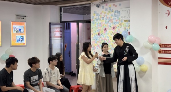 同学们积极参与竞赛答题 同学们积极参与竞赛答题