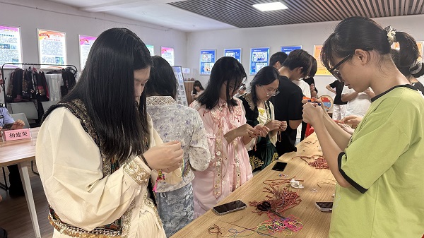 手工DIY五彩心绳 手工DIY五彩心绳
