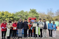 米兰为“健康柳职”星级宿舍颁发流动红旗和奖品