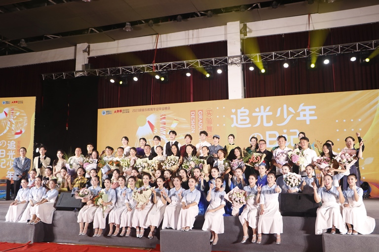 观演领导、嘉宾与全体演员合影 观演领导、嘉宾与全体演员合影