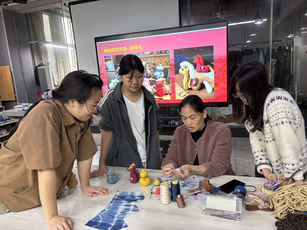 王春梅老师指导学生进行植物染布偶制作